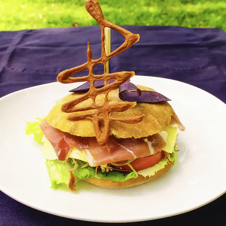 pain bagnat à croquer au restaurant pirates qui propose une aventure unique sur le site de la grotte des premiers français appelée aussi grotte du peuplement à saint-paul 974 la réunion