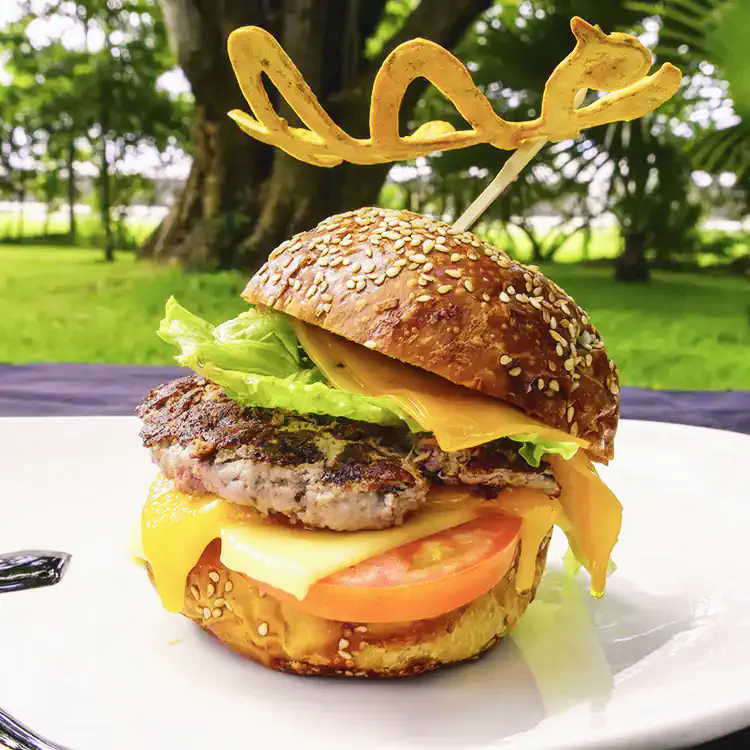 Burger inoubliable du restaurant pirates qui propose une aventure unique sur le site de la grotte des premiers français appelée aussi grotte du peuplement à saint-paul 974 la réunion