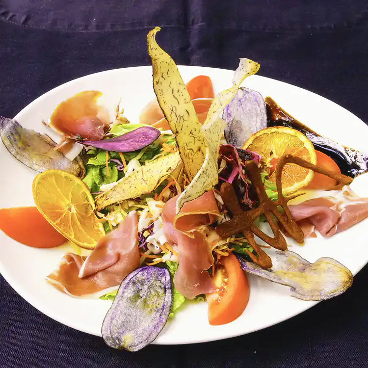 sublime salade du restaurant pirates qui propose une aventure unique sur le site de la grotte des premiers français appelée aussi grotte du peuplement à saint-paul 974 la réunion